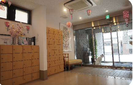 橙色を基調とした、明るく広々とした玄関でお迎えします。